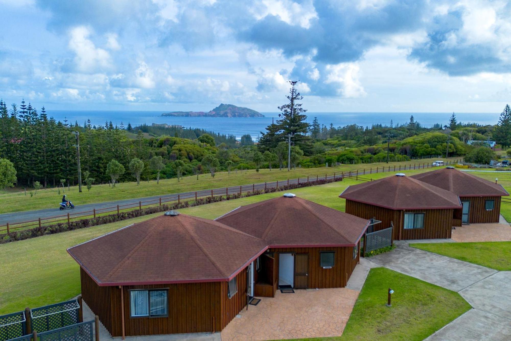 Ocean Breeze Cottages Burnt Pine Bagian luar foto
