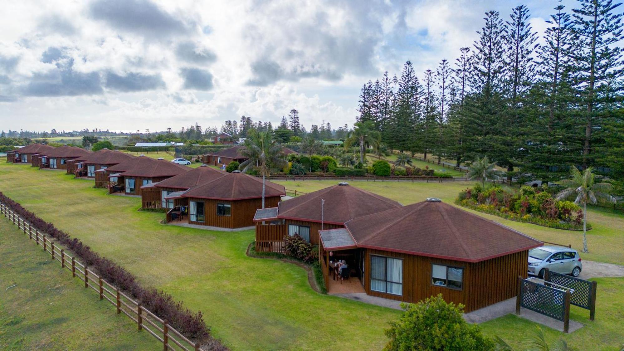 Ocean Breeze Cottages Burnt Pine Bagian luar foto