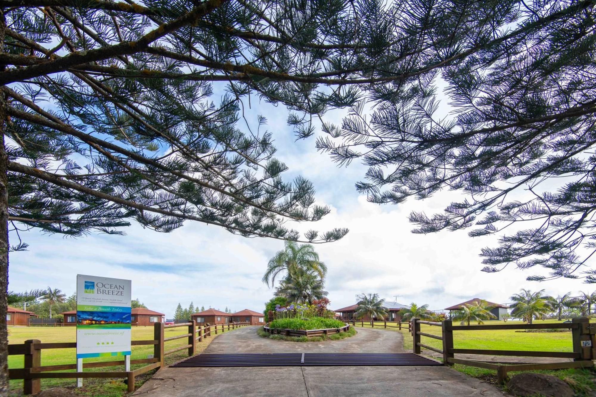 Ocean Breeze Cottages Burnt Pine Bagian luar foto