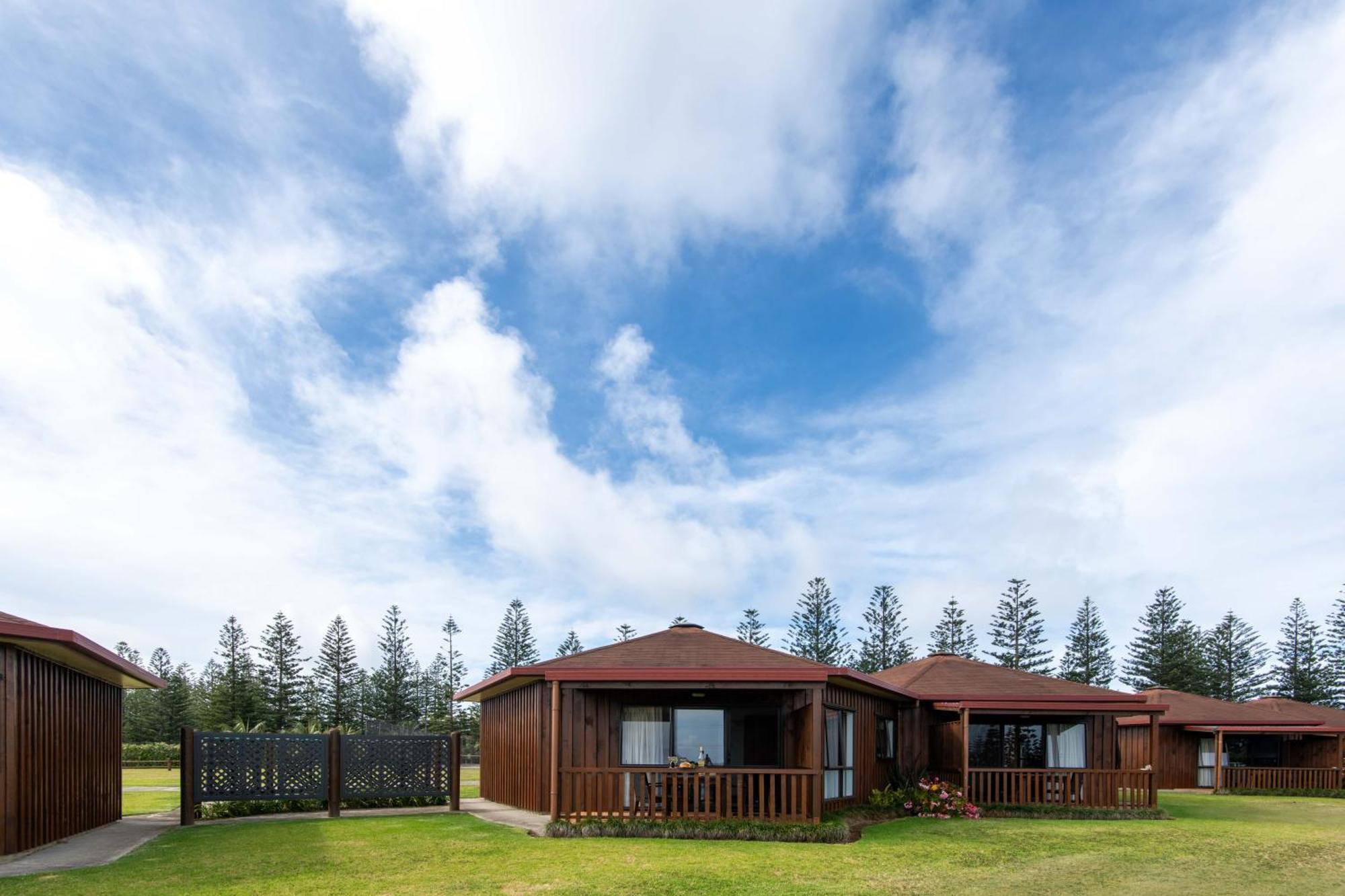 Ocean Breeze Cottages Burnt Pine Bagian luar foto
