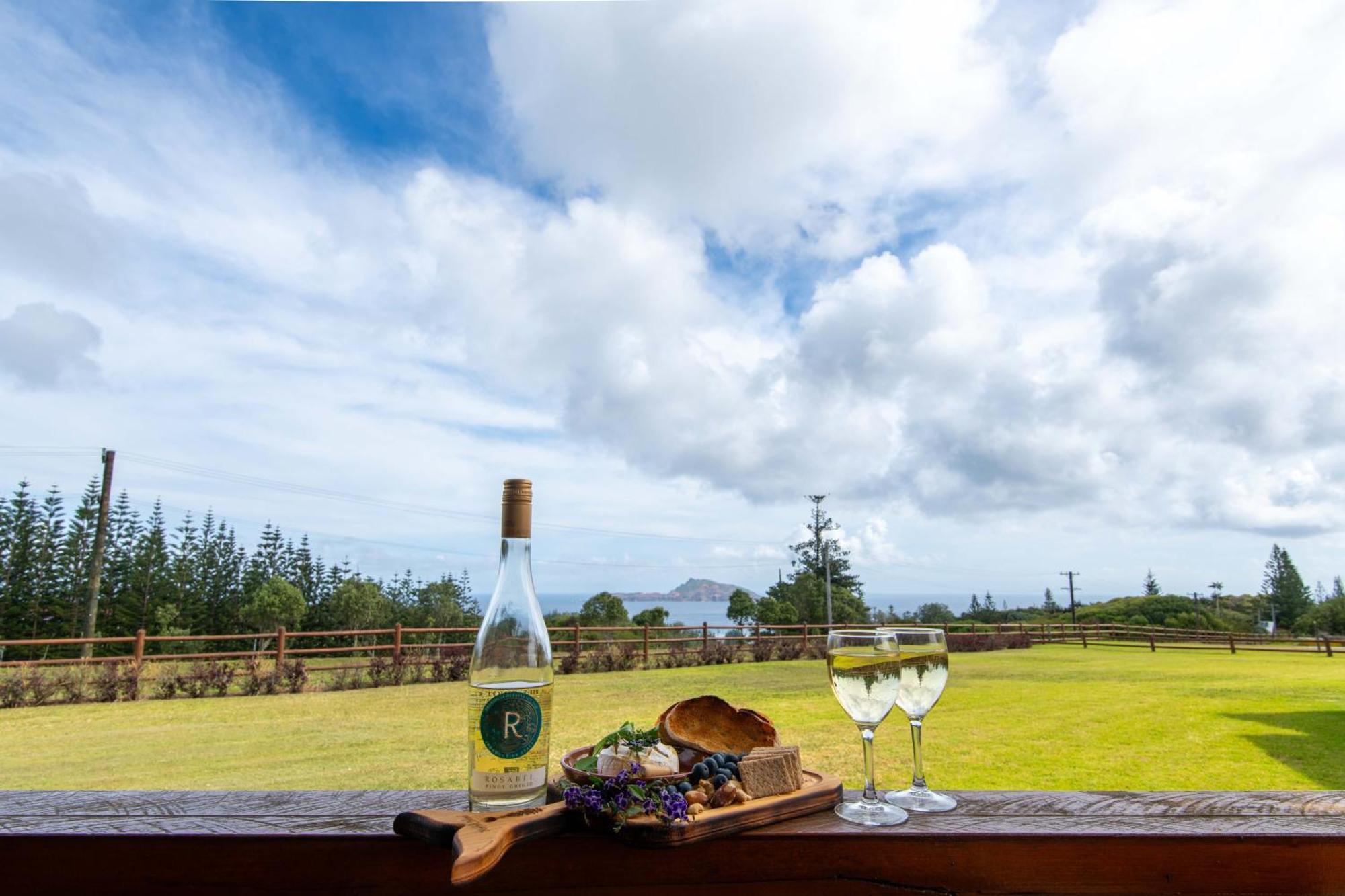 Ocean Breeze Cottages Burnt Pine Bagian luar foto